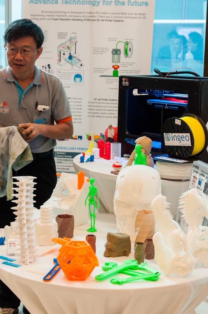 วัตถุที่พิมพ์จากเครื่อง 3D Printer ที่โชว์ในงานล้วนเป็นเส้นพลาสติก PLA