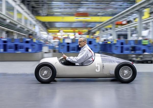audi-creates-3d-printed-model-1936-auto-union-type-c-1